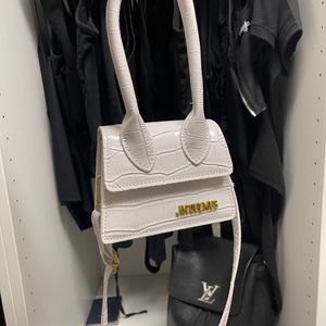 JACQUEMUS
White La Montagne 'Le Chiquito Moyen' Bag Crocidile